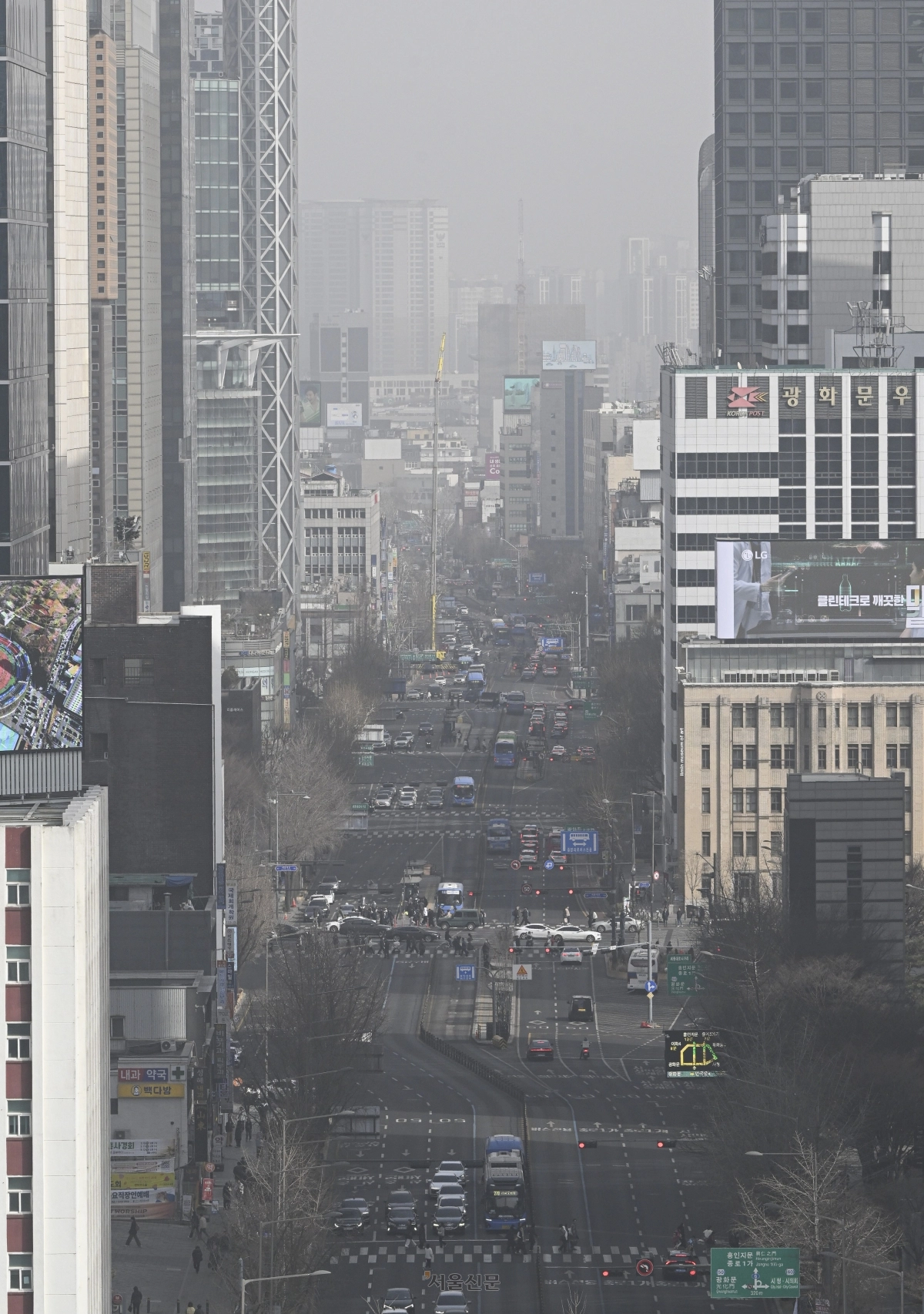 황사의 영향으로 미세먼지 농도가 ‘매우 나쁨’ 수준으로 치솟으면서 22일 서울과 경기 지역에 미세먼지 경보가 발령됐다. 사진은 이날 서울 종로구 서울시교육청에서 바라본 서울 도심이 뿌옇게 보이는 모습. 2026.2.22 이지훈 기자