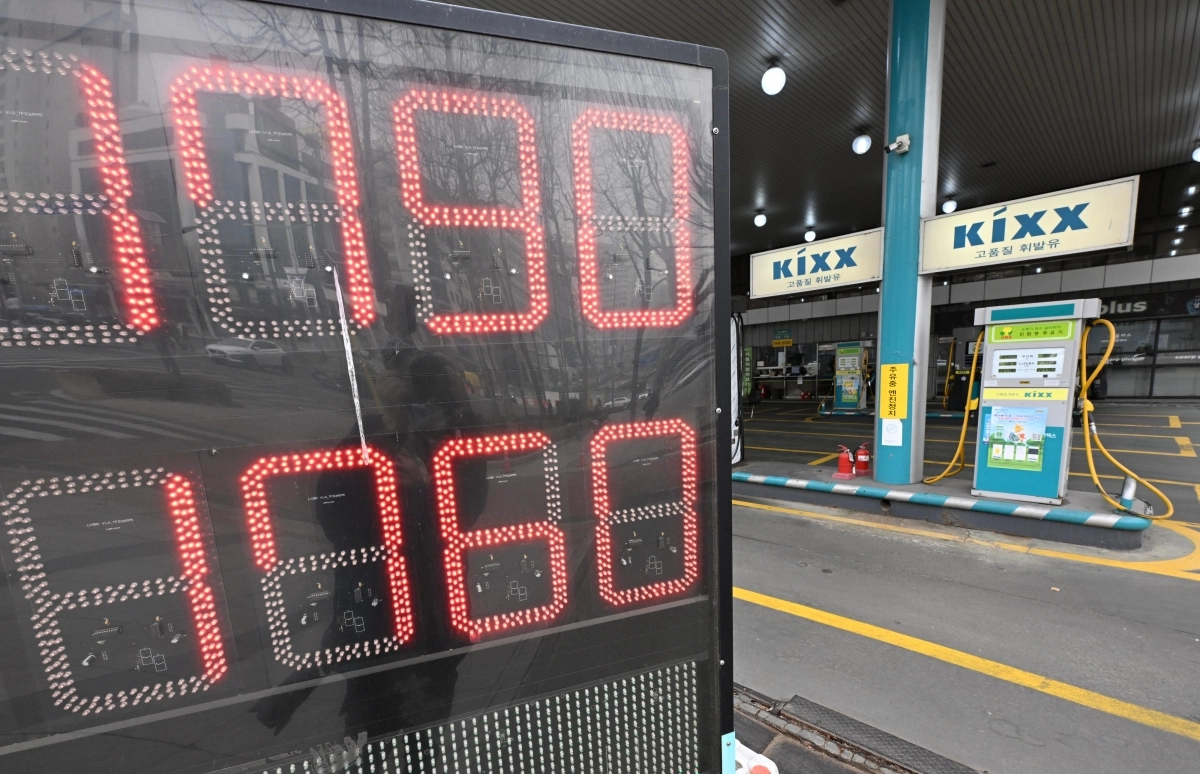주유소 휘발유와 경유 가격이 11주 만에 상승 전환된 22일 서울 시내 한 주유소에 기름 가격이 표시돼 있다. 2026.2.22 도준석 전문기자