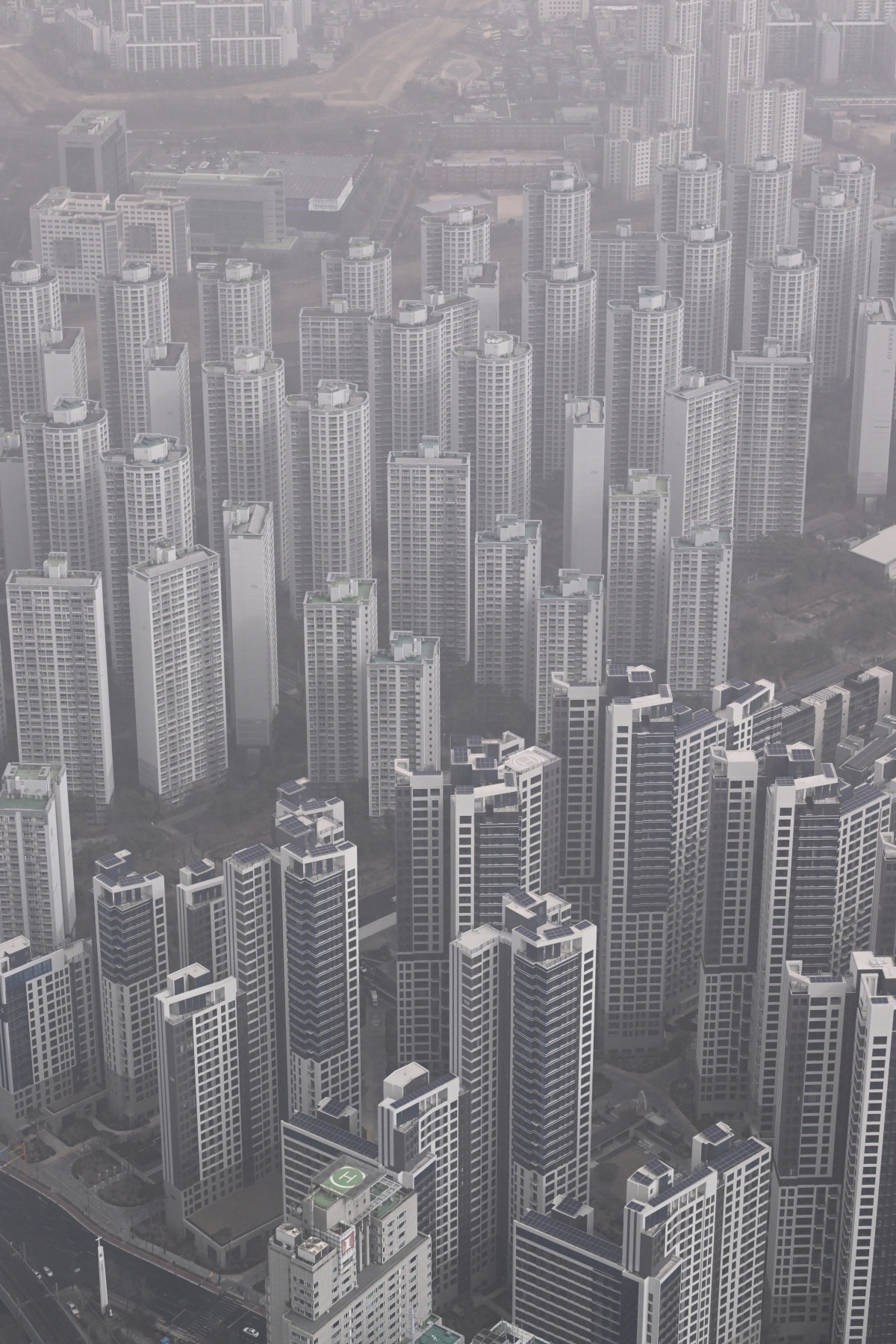 정부가 수도권·규제지역 내 아파트를 보유한 다주택자의 대출 만기 연장을 원칙적으로 불허하는 쪽으로 가닥을 잡고 있는 22일 서울 송파구 롯데타워 전망대에서 바라본 서울 시내의 모습. 2026.2.22 도준석 전문기자