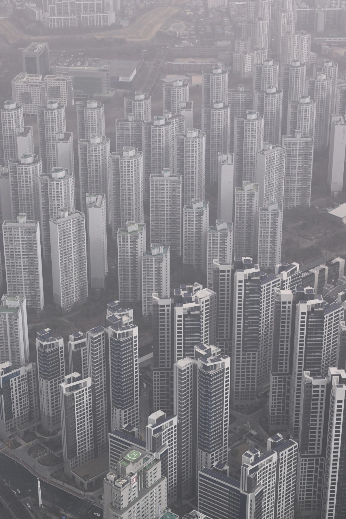 정부가 수도권·규제지역 내 아파트를 보유한 다주택자의 대출 만기 연장을 원칙적으로 불허하는 쪽으로 가닥을 잡고 있는 22일 서울 송파구 롯데타워 전망대에서 바라본 서울 시내의 모습. 2026.2.22 도준석 전문기자