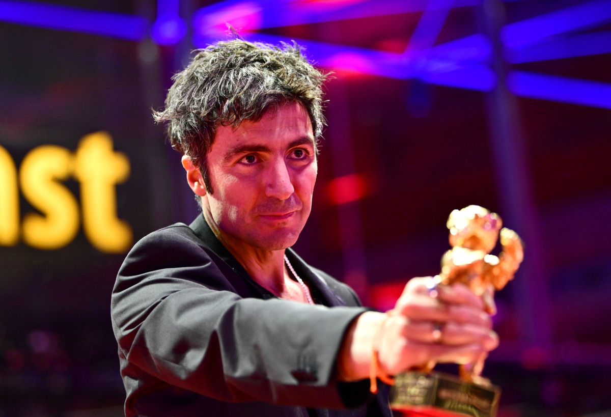 제76회 베를린국제영화제에서 ‘노란 편지’로 최고상인 황금곰상을 수상한 일케르 차탁 감독이 21일(현지시간) 트로피를 들어보이고 있다. 베를린 EPA 연합뉴스