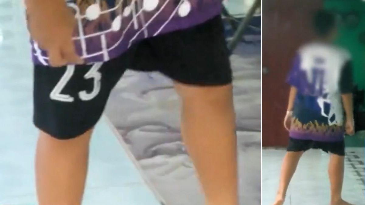 태국에서 10살 소년이 최근 한쪽 고환을 제거하는 수술을 받은 가운데 소년의 가족은 이달 초 보이스카우트 캠프에서 고학년 학생으로부터 괴롭힘을 당해 고환 부상을 입었다고 주장하고 있다. 사진은 고환 제거 수술을 받은 소년이 집에서 엉거주춤한 자세로 걸어다니는 모습. 채널7 보도화면 캡처