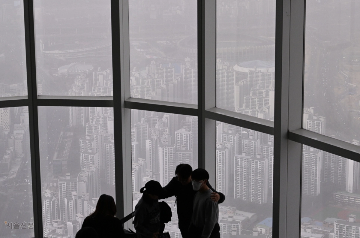 정부가 집값을 잡기 위해 수도권·규제지역 내 다주택자의 대출 만기 연장을 원칙적으로 불허하는 쪽으로 가닥을 잡았다. 사진은 22일 서울 송파구 롯데타워 전망대에서 바라본 서울 시내 모습. 도준석 전문기자