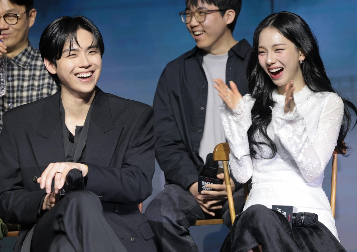 배우 김도훈과 에스파 카리나(오른쪽)가 19일 서울 마포구 호텔 나루 서울 엠갤러리에서 열린 넷플릭스 예능 ‘미스터리 수사단 시즌2’ 제작발표회에서 미소를 짓고 있다. 2026.2.19 뉴스1