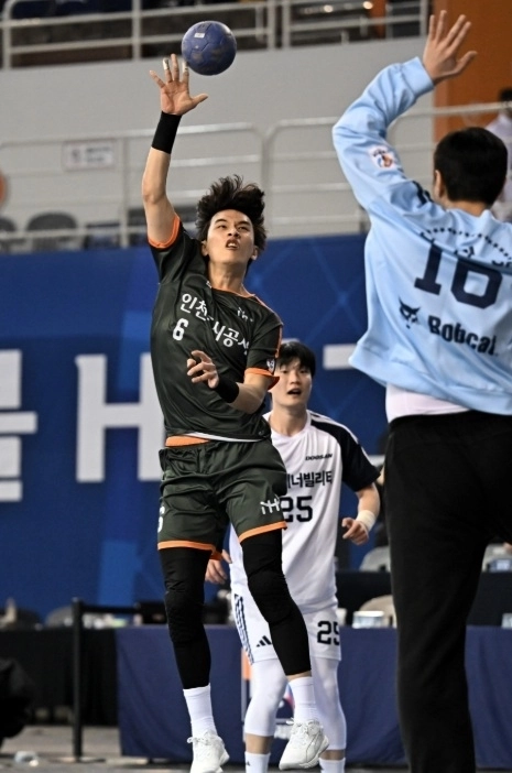 인천도시공사의 김기유가 22일 서울 송파구 티켓링크 라이브 아레나에서 열린 신한 SOL뱅크 2025~26 핸드볼 H리그 남자부 3라운드 두산과의 경기에서 골키퍼를 피해 슛을 시도하고 있다. 한국핸드볼연맹 제공
