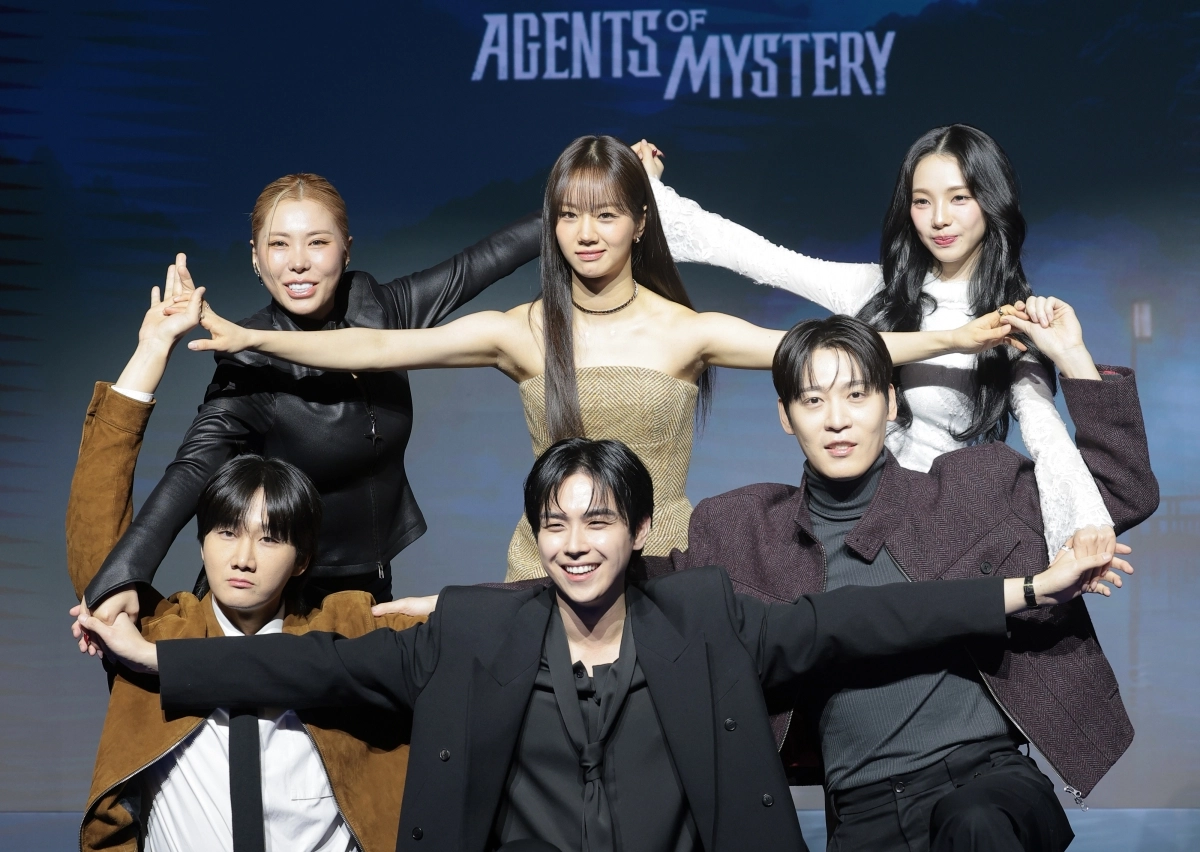 가비(왼쪽 위 부터 시계방향)와 혜리, 카리나, 존박, 김도훈, 이용진이 19일 서울 마포구 호텔 나루 서울 엠갤러리에서 열린 넷플릭스 예능 ‘미스터리 수사단 시즌2’ 제작발표회에서 포즈를 취하고 있다. 2026.2.19 뉴스1