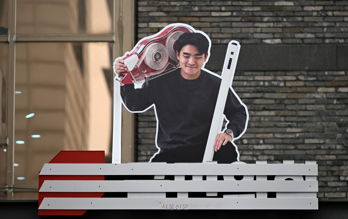 국민의힘이 당초 새 당명 후보를 ‘미래연대’와 ‘미래를여는공화당’ 2개로 압축했지만 당명 개정을 6·3 지방선거 이후로 미룬다고 밝힌 가운데, 22일 서울 여의도 중앙당사에 ‘국민의힘’ 로고를 지운 옥외광고물이 설치돼 있다. 홍윤기 기자