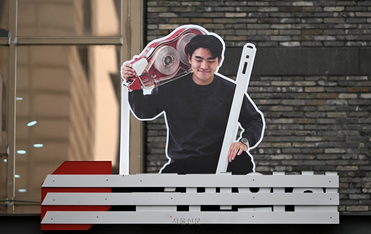 국민의힘이 당초 새 당명 후보를 ‘미래연대’와 ‘미래를여는공화당’ 2개로 압축했지만 당명 개정을 6·3 지방선거 이후로 미룬다고 밝힌 가운데, 22일 서울 여의도 중앙당사에 ‘국민의힘’ 로고를 지운 옥외광고물이 설치돼 있다. 홍윤기 기자