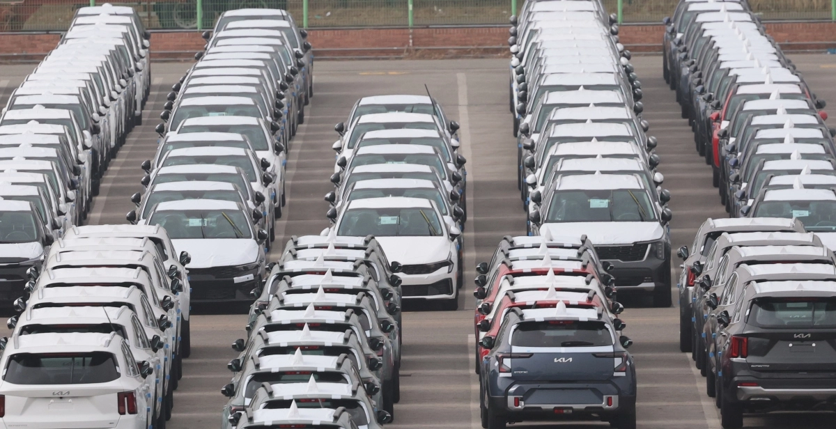 (평택=뉴스1) 오대일 기자 = 도널드 트럼프 미국 대통령이 21일(현지시각) 연방대법원의 상호관세 위법 판결 하루만에 ‘글로벌 관세’를 10%에서 15%로 인상하겠다고 전격 발표했다. 트럼프 대통령이 꺼내든 무역법 122조는 심각한 국제수지 적자 해소를 위해 대통령이 최대 15%의 관세를 150일간 한시적으로 부과할 수 있도록 허용한다. 사진은 22일 경기 평택시 포승읍 평택항에 수출용 자동차가 세워진 모습. 2026.2.22/뉴스1