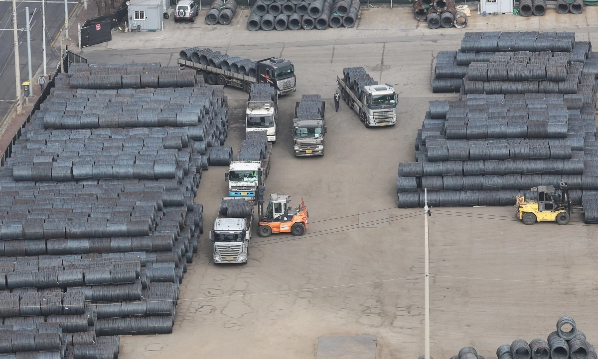 도널드 트럼프 미국 행정부의 ‘상호관세’ 부과가 미국 연방대법원에서 위법 판단을 받았지만, 한국 경제의 불확실성은 외려 확대되고 있다. 사진은 22일 경기 평택항에 철강 제품이 쌓여 있는 모습. 연합뉴스