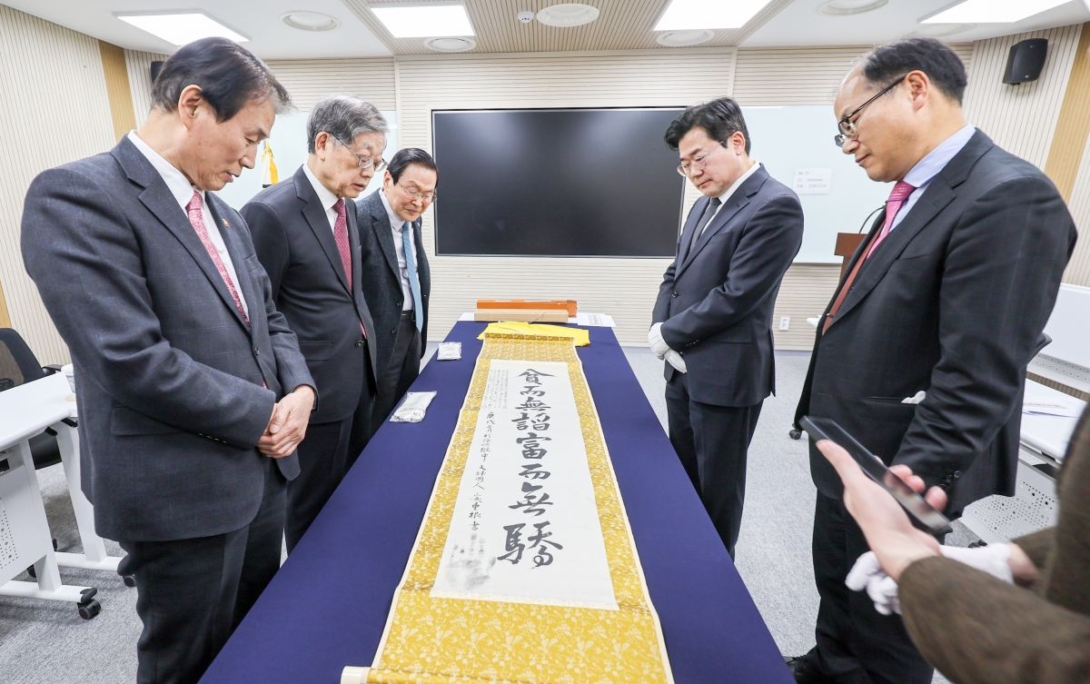김황식(왼쪽 첫 번째) 안중근의사 승모회 이사장이 지난 20일 서울 중구 안중근의사기념관에서 열린 안중근의사 유묵 전달식에서 유영렬(두 번째) 안중근의사기념관장, 박찬대 더불어민주당 의원 등과 함께 유묵을 살펴보고 있다. 국가보훈부 제공