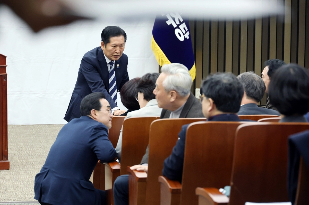 더불어민주당 정청래 대표가 22일 국회에서 비공개로 열린 의원총회에서 참석 의원들과 인사하고 있다. 2026.2.22 연합뉴스