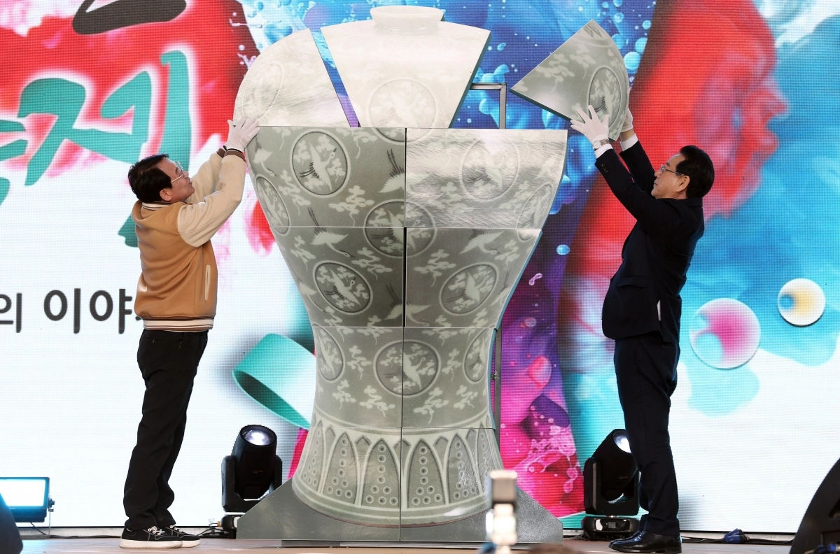 강진원 강진군수와 김영록 전남지사가 개막식 퍼포먼스를 하고 있다.