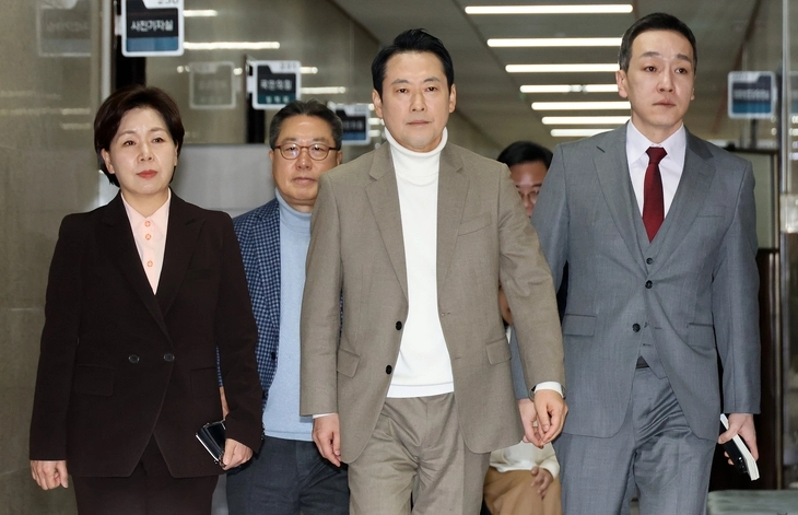 국민의힘 장동혁(오른쪽 두 번째) 대표를 비롯한 최고위원들이 22일 국회에서 열린 비공개 최고위원회의에 참석하고 있다. 장 대표는 윤석열 전 대통령 무기징역 선고에도 절연을 거부하며 당내 갈등을 키우고 있다. 연합뉴스