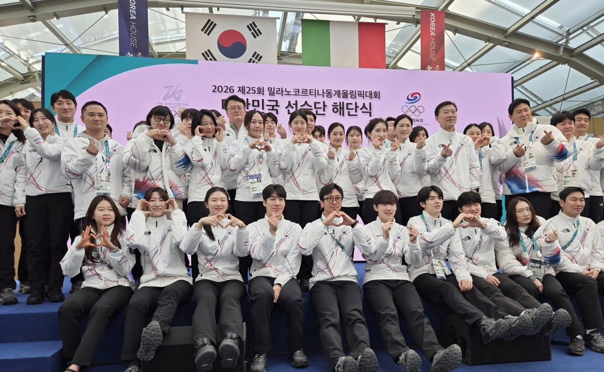 22일(현지시간) 이탈리아 밀라노 코리아하우스에서 열린 2026 밀라노ㆍ코르티나담페초 동계올림픽 대한민국 선수단 해단식에서 유승민 대한체육회장, 이수경 선수단장, 김택수 선수부단장 겸 선수촌장 등 선수들이 기념촬영을 하고 있다. 밀라노 연합뉴스