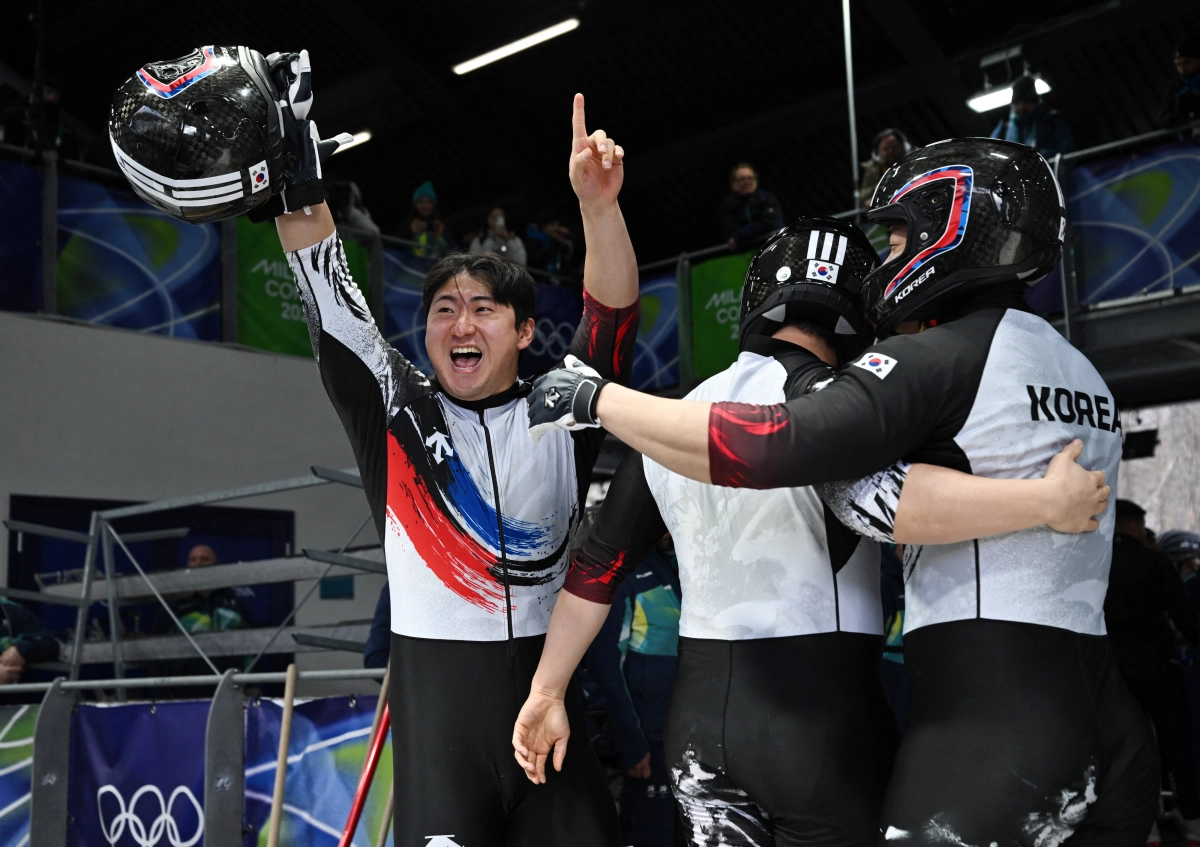22일(현지시간) 이탈리아 코르티나담페초 슬라이딩 센터에서 열린 2026 밀라노·코르티나담페초 동계올림픽 봅슬레이 남자 4인승 최종 4차런을 마친 대한민국 대표팀(파일럿 김진수, 김형근, 이건우, 김선욱)이 결승선을 통과한 후 서로를 격려하고 있다. 코르티나담페초 로이터 연합뉴스