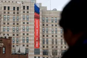 외교부 반대에도… 주한 러 대사관 ‘승리는 우리의 것’ 현수막