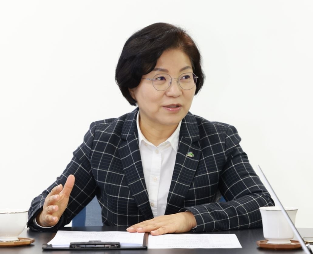 김미경 은평구청장이 지난 20일 구청 집무실에서 진행한 서울신문 신년 인터뷰에서 “구청장으로서 가장 큰 성과는 주민과 함께 호흡하며 소통하는 구정을 만들어 온 것”이라며 “새해에도 감사한 마음으로, 더 낮은 자세로 구정을 이끌어 가겠다”고 말하고 있다. 은평구 제공