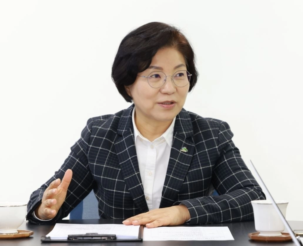 김미경 은평구청장이 지난 20일 구청 집무실에서 진행한 서울신문 신년 인터뷰에서 “구청장으로서 가장 큰 성과는 주민과 함께 호흡하며 소통하는 구정을 만들어 온 것”이라며 “새해에도 감사한 마음으로, 더 낮은 자세로 구정을 이끌어 가겠다”고 말하고 있다. 은평구 제공