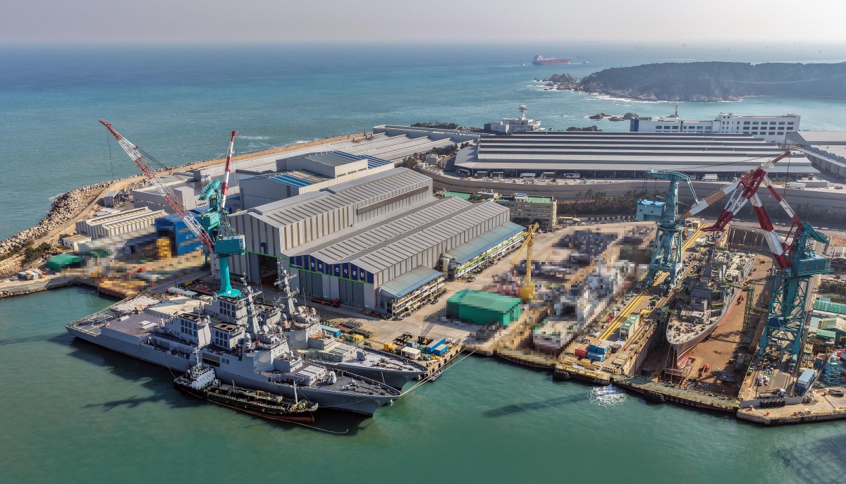 해군 최신예 이지스구축함인 정조대왕함(왼쪽 아래)과 다산정약용함(왼쪽 위)이 지난 19일 울산 HD현대중공업 조선소 부두에 나란히 정박해 있다. 대호김종서함(맨 오른쪽)은 도크에서 건조 중이다. HD현대 제공