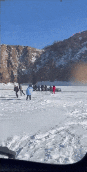 20일(현지시간) 러시아 이르쿠츠크주 바이칼 호수에서 중국인 관광객을 태운 미니버스가 얼음 구멍에 빠져 8명이 사망했다고 타스 통신이 보도했다. 사진은 사고 당시 버스에서 자력으로 탈출하는 관광객과 구조대가 출동한 모습. 2026.2.22 이르쿠츠크주수사위원회