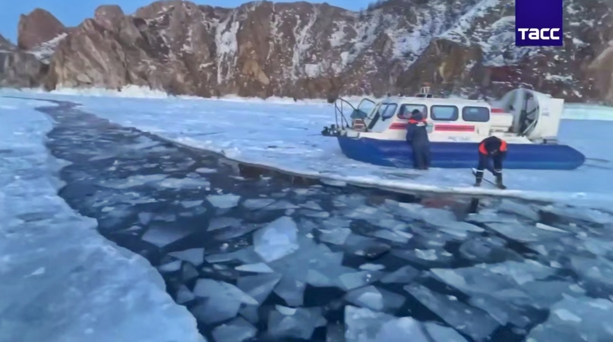 20일(현지시간) 러시아 이르쿠츠크주 바이칼 호수에서 중국인 관광객을 태운 미니버스가 얼음 구멍에 빠져 8명이 사망했다고 타스 통신이 보도했다. 사진은 침몰 지점. 2026.2.22 타스통신