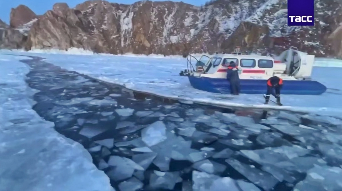 20일(현지시간) 러시아 이르쿠츠크주 바이칼 호수에서 중국인 관광객을 태운 미니버스가 얼음 구멍에 빠져 8명이 사망했다고 타스 통신이 보도했다. 사진은 침몰 지점. 2026.2.22 타스통신