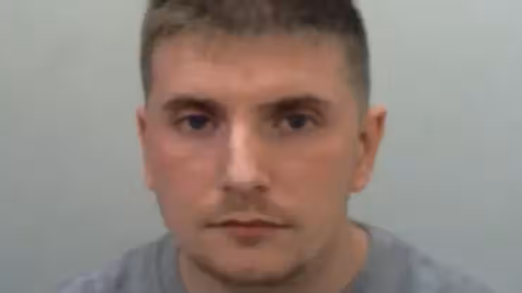 여성 승객을 집까지 데려다준 뒤 성폭행한 혐의를 받는 30대 영국 택시기사 도미닉 달튼이 지난 18일(현지시간) 스완지 형사법원에서 징역 9년을 선고받았다. 다이페드·포위스 광역경찰청 제공