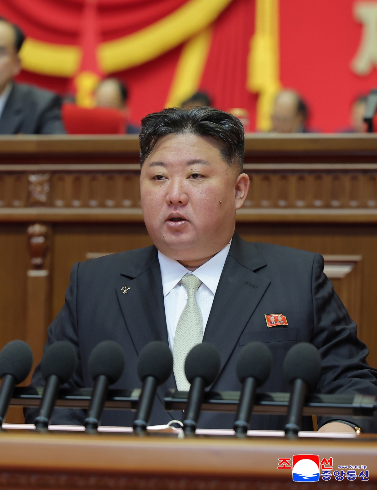 북한 조선중앙통신은 조선노동당 제9차대회 3일회의가 지난 21일에 진행됐다고 22일 보도했다. 사진은 김정은 국무위원장이 당중앙위원회 제8기 사업총화보고를 하고 있는 모습.  2026.2.22 조선중앙통신 연합뉴스