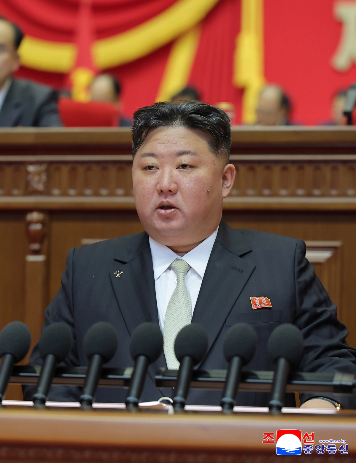 북한 조선중앙통신은 조선노동당 제9차대회 3일회의가 지난 21일에 진행됐다고 22일 보도했다. 사진은 김정은 국무위원장이 당중앙위원회 제8기 사업총화보고를 하고 있는 모습.  2026.2.22 조선중앙통신 연합뉴스