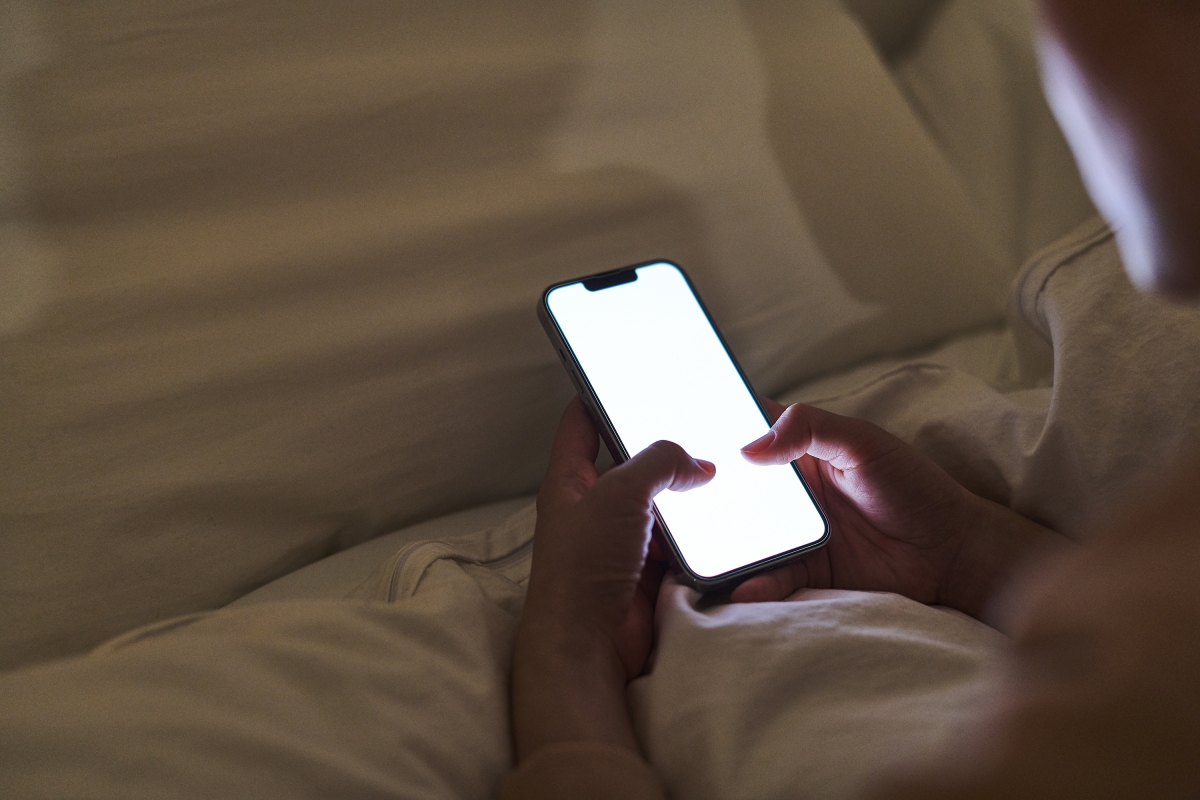 침대에서 휴대전화를 하는 사람. 자료 : 아이클릭아트