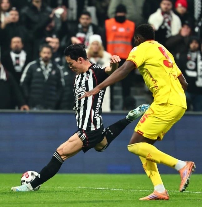 오른발로 슈팅하는 오현규. 오현규 인스타그램 캡처