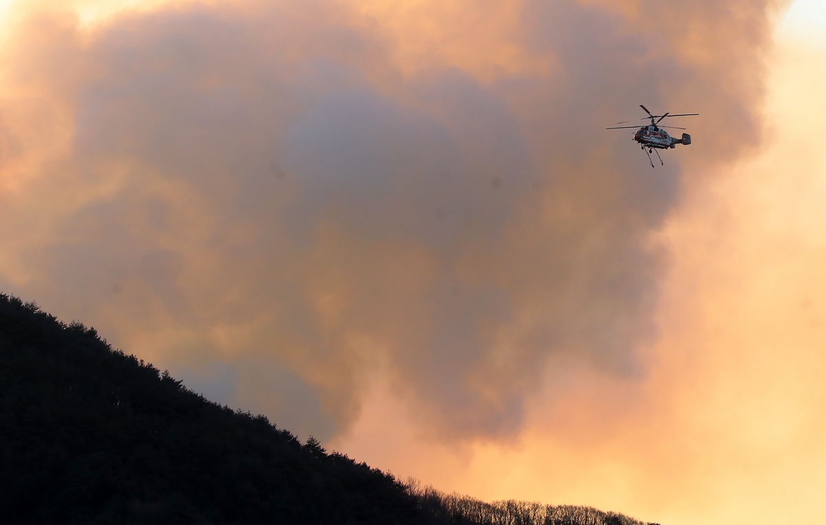 경남 함양 산불 사흘째인 23일 오전 함양군 마천면 창원리 야산에서 산불진화 헬기가 진화 작업을 벌이고 있다. 2026.2.23. 뉴스1