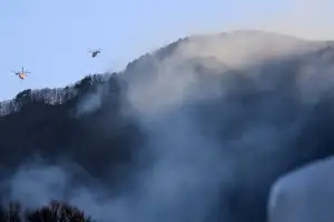 함양 산불 강풍·험지에 진화율 32%…주민 134명 대피