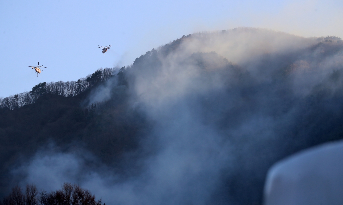 경남 함양 산불 사흘째인 23일 오전 함양군 마천면 창원리 야산에서 산불진화 헬기가 진화 작업을 벌이고 있다. 2026.2.23. 뉴스1