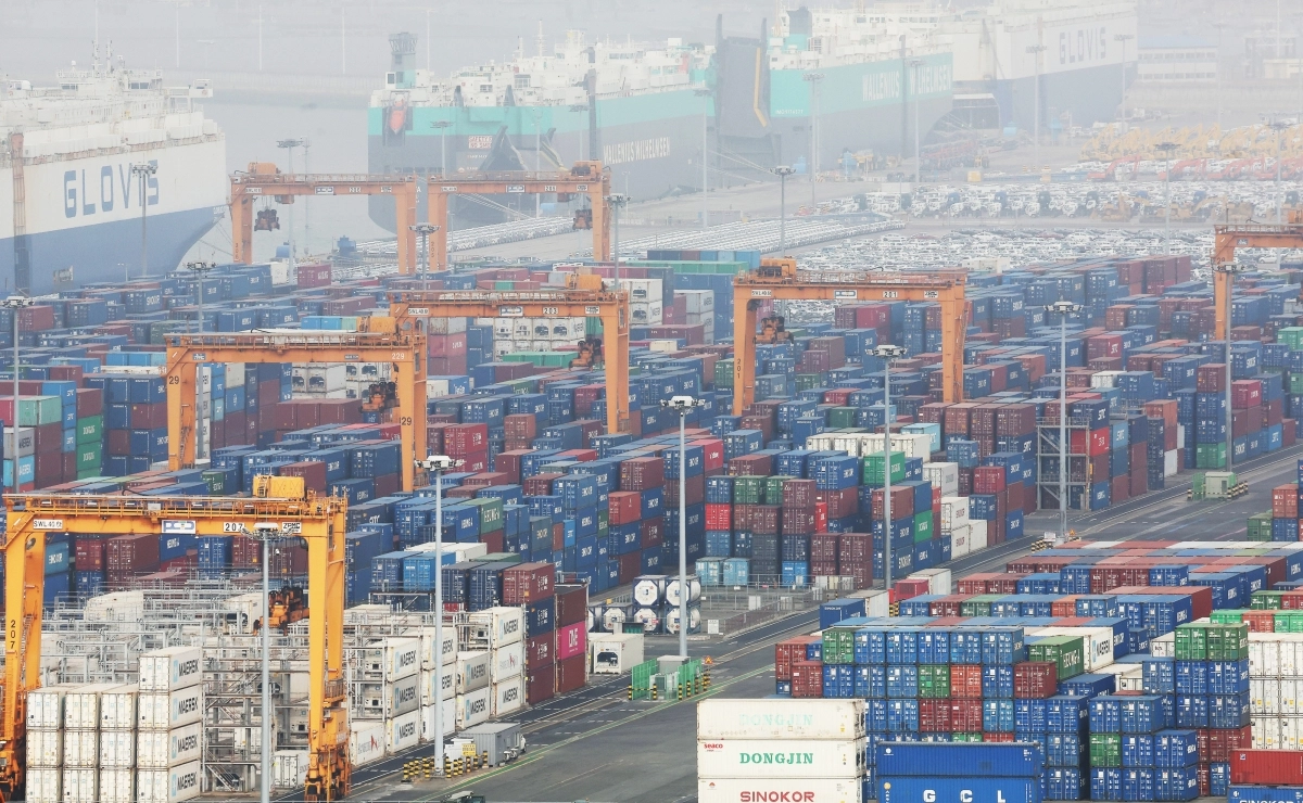 상호관세 위법 판결, 미국 수출 영향은     (평택=연합뉴스) 홍기원 기자 = 도널드 트럼프 미국 대통령이 21일(현지시간) 미 연방대법원의 상호관세 위법 판결 이후 전 세계에 새롭게 부과하겠다고 밝힌 ‘글로벌 관세’를 10%에서 15%로 인상하겠다고 밝혔다.     앞서 미 연방대법원은 현지시간 지난 20일 국제비상경제권한법(IEEPA)에 근거해 트럼프 대통령이 세계 각국에 부과한 상호관세 조치를 위법하다고 판결했다.     사진은 22일 경기도 평택항에 컨테이너가 쌓여있는 모습. 2026.2.22     xanadu@yna.co.kr