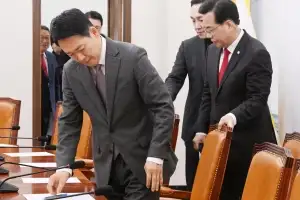 최고위원회의 참석하는 장동혁 대표