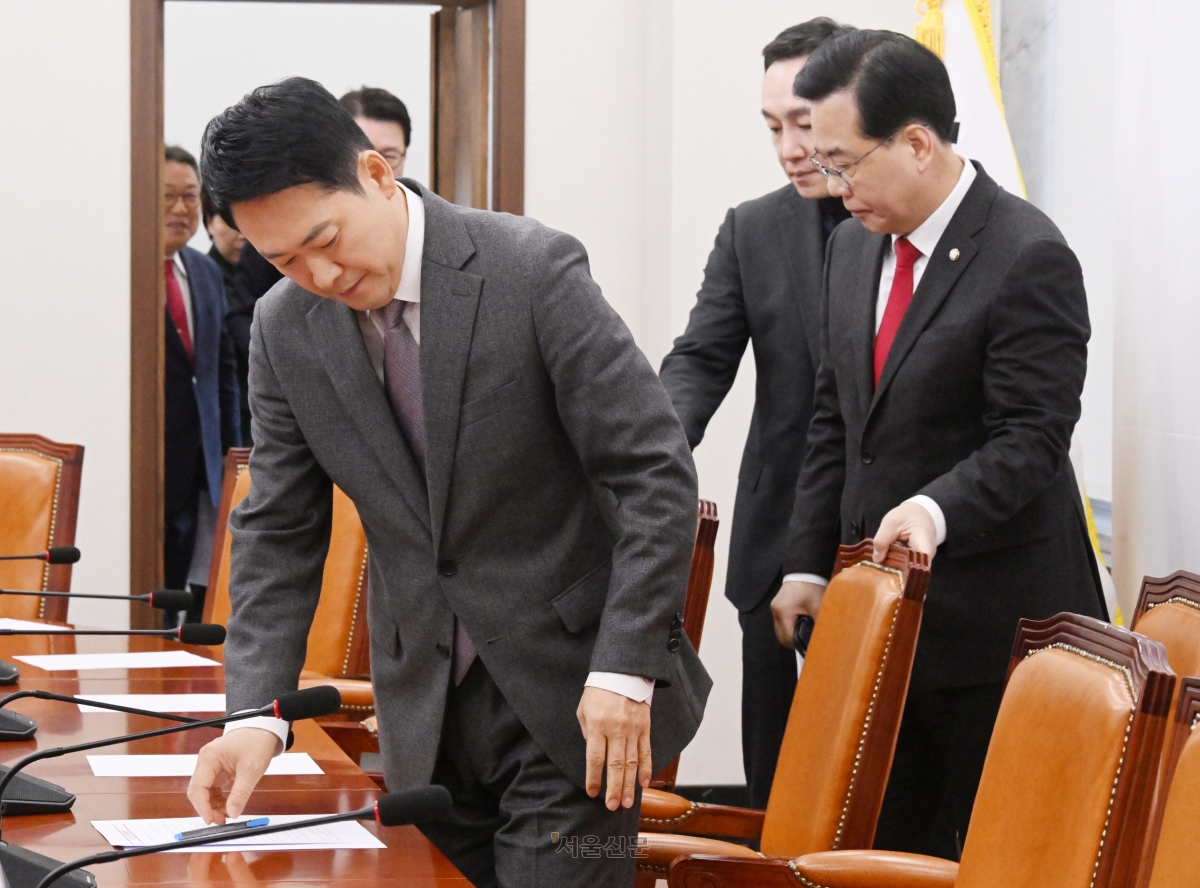 장동혁 국민의힘 대표가 23일 국회에서 열린 최고위원회의에 참석하고 있다. 2026.2.23 안주영 전문기자