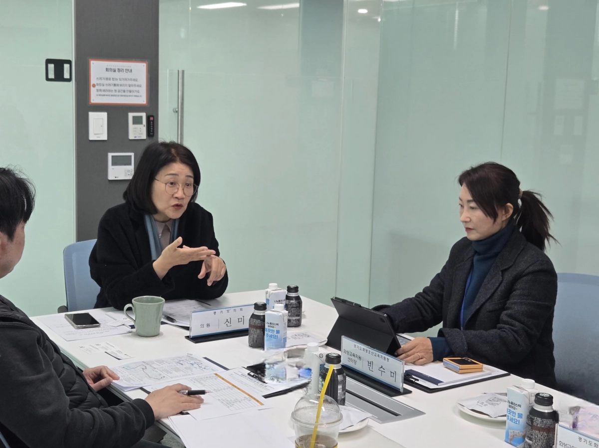 신미숙 의원이 20일 화성오산교육지원청에서 관계자와 회의를 갖고 신설학교 학생배치 현황과 원거리 통학버스 추진사항을 점검하고 있다.(사진=경기도의회)