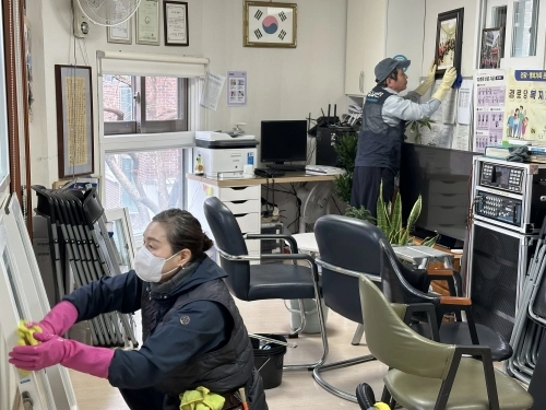 서울 용산구의 자활기업 관계자가 경로당을 대청소하고 있다.  용산구 제공