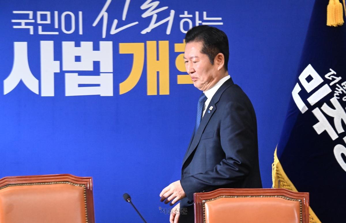 정청래 더불어민주당 대표가 23일 국회에서 열린 최고위원회의에 참석하고 있다. 2026.2.23 안주영 전문기자