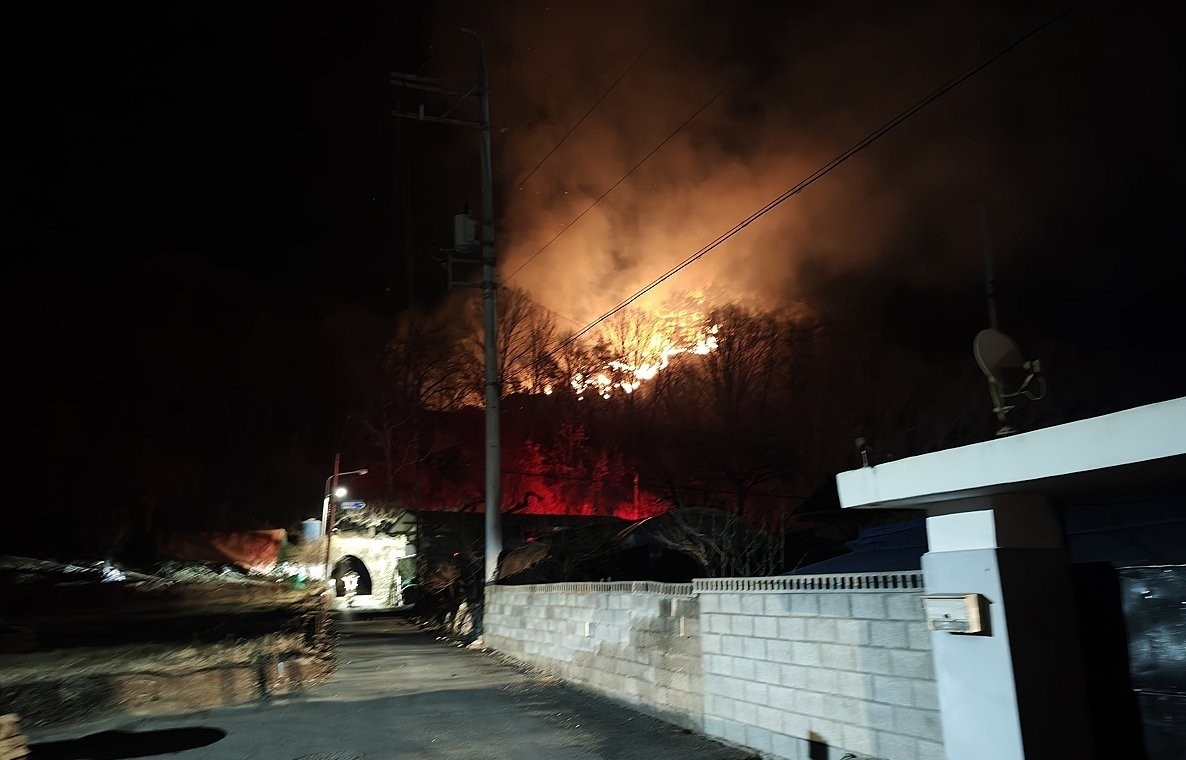 23일 오전 1시 59분쯤 충북 단양군 대강면에서 발생한 산불 현장. 연합뉴스