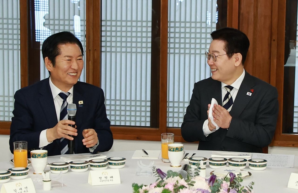 이재명 대통령이 지난달 16일 청와대 상춘재에서 열린 여야 지도부 초청 오찬 간담회에서 참석자들과 담소를 나누고 있다. 청와대사진기자단