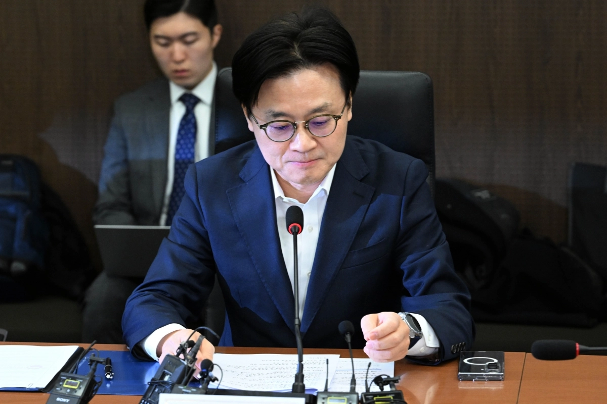 김정관 산업통상부 장관이 23일 서울 중구 한국산업기술기획평가원 회의실에서 열린 미국 IEEPA(국제비상경제권한법) 관세 판결 관련 민관합동 대책회의에서 자료를 살펴보고 있다. 2026.2.23 홍윤기 기자