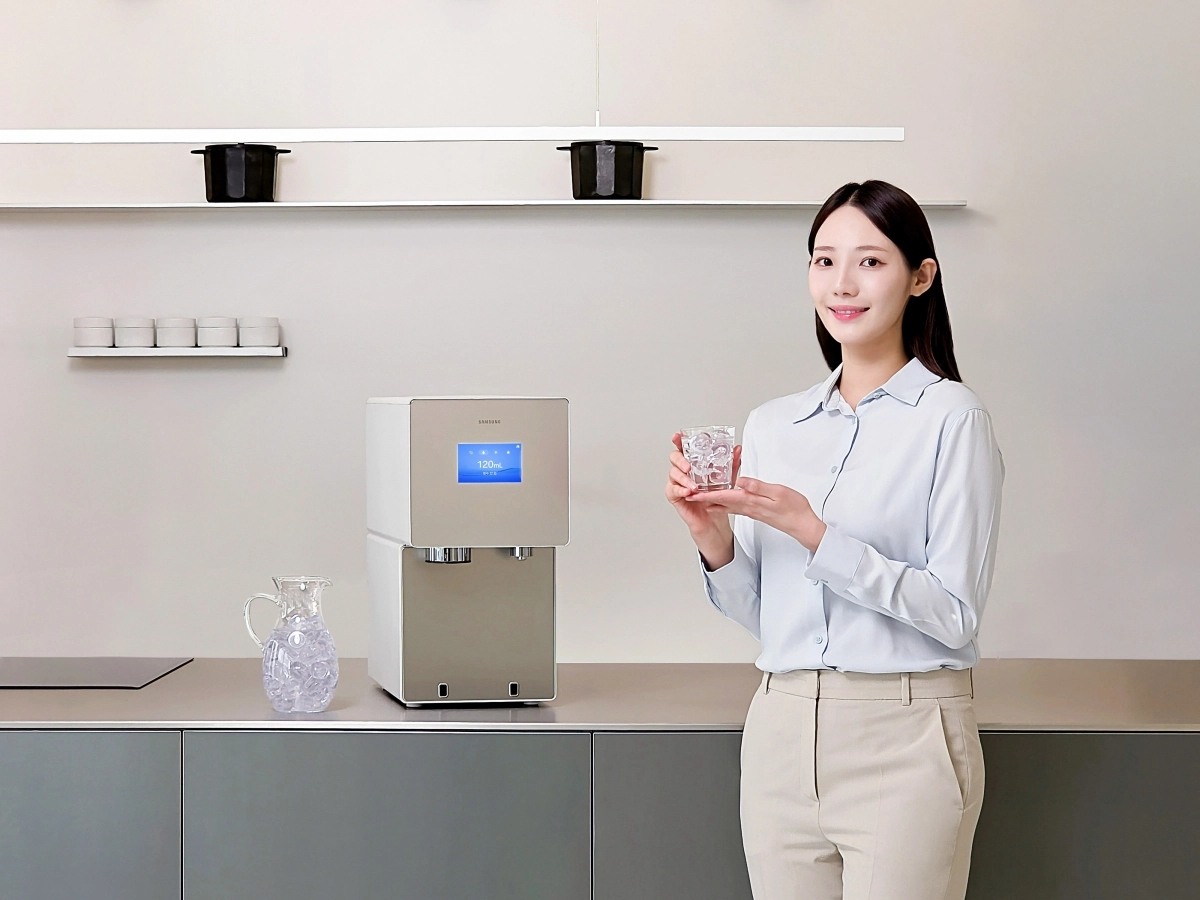 삼성전자 모델이 인공지능(AI) 기반 사용자 맞춤 기능을 갖춘 ‘비스포크 AI 얼음정수기’  신제품을 소개하고 있다. 삼성전자 제공