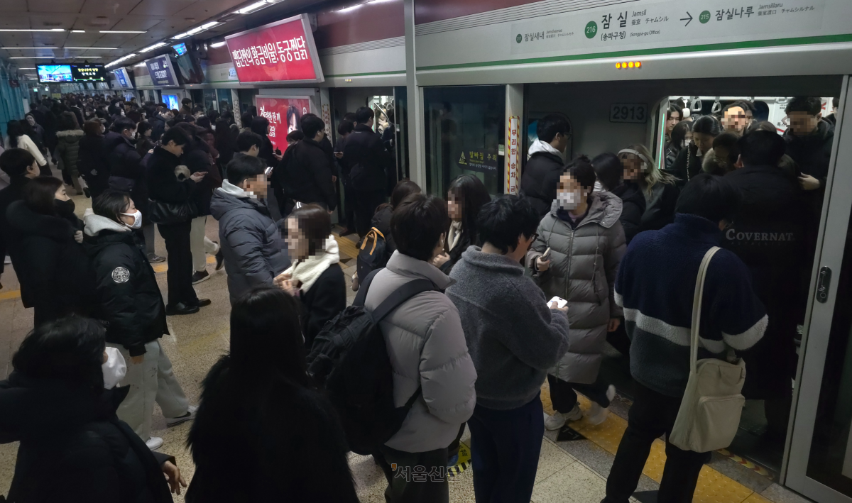 지난달 13일 서울 송파구 잠실역 2호선에서 시민들이 이동하고 있다. 2026.1.13. 이지훈 기자