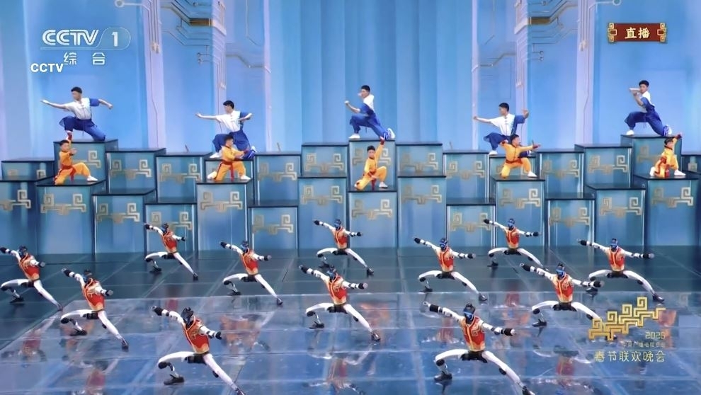 중국 춘절을 맞아 지난 16일 방영된 연례 신년 TV 갈라 쇼에서 휴머노이드 로봇이 쿵푸 동작을 선보이는 모습. 중국 국영방송 CCTV 캡처