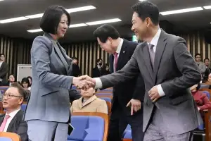 악수하는 장동혁-배현진