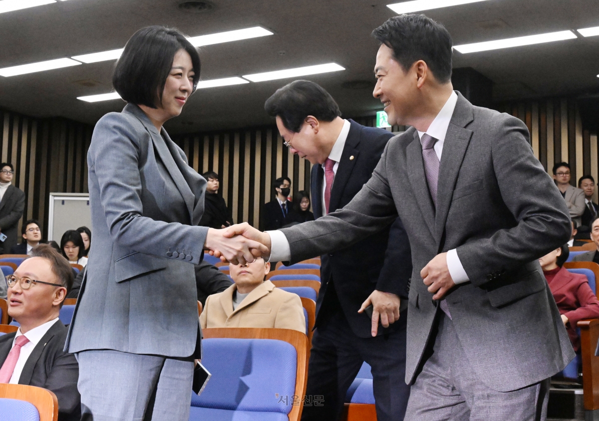 장동혁 국민의힘 대표가 23일 국회에서 열린 의원총회에 참석하며 배현진 의원과 인사를 나누고 있다. 2026.2.23 안주영 전문기자
