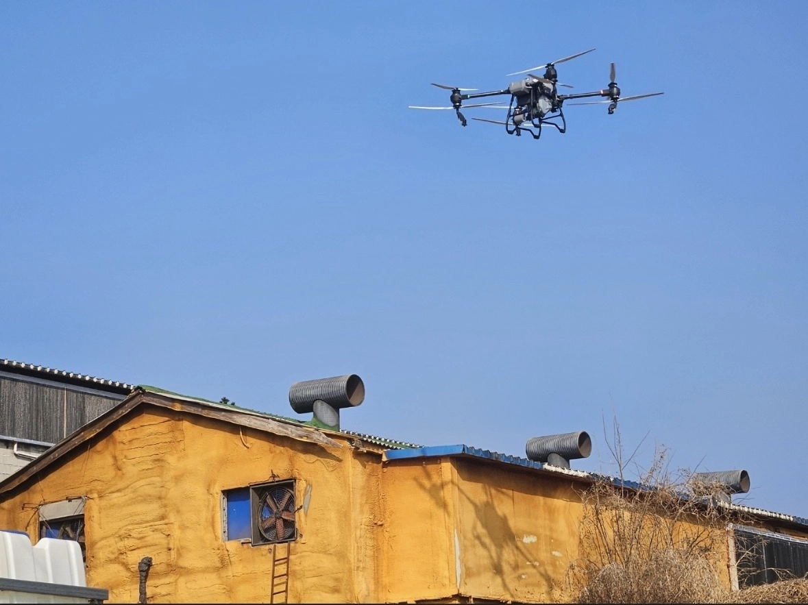 전남 무안군이 지난 20일 아프리카돼지열병(ASF)이 발생한 현경면 한 돼지농장 축사 주변을 드론을 투입해 항공 방역하고 있다. (무안군 제공)